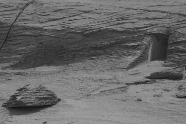 火星の岩にエイリアンが作った秘密の入口？探査ローバーが撮影