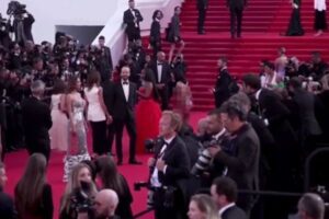 カンヌ映画祭で女性が乱入、ロシア軍の戦争犯罪に抗議