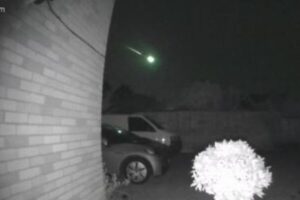 イギリス上空に火球が出現、隕石が落下している可能性