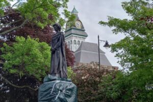 英元首相・サッチャー氏の銅像、設置後に卵が投げつけられる