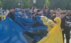 なぜ？降伏記念日を前に、ドイツの警察がウクライナの国旗を没収