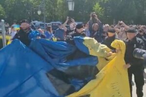 なぜ？降伏記念日を前に、ドイツの警察がウクライナの国旗を没収