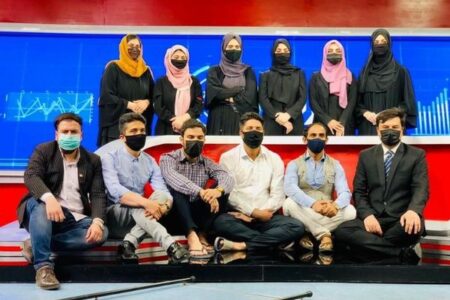 タリバンが女性キャスターに顔を覆うよう命令、男性らがマスクで顔を覆い抗議