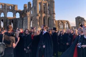 ドラキュラに仮装した人が修道院に集結、ギネス世界記録を更新