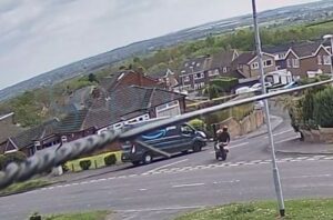 イギリスで「アマゾン」の車が荷物ごと盗まれてしまう【動画】