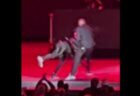 米・コメディアン、ステージ上でナイフを持った男に襲われる【動画】