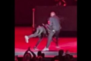 米・コメディアン、ステージ上でナイフを持った男に襲われる【動画】