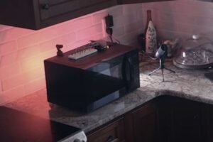 電子レンジに「AI」を取り付けた男性、「殺されそうになった」と主張