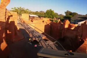 ウェスタン風の本格的なジェットコースター、米男性が自宅の庭に作る