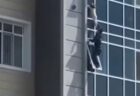 カザフスタンの男性、8階の窓にぶら下がった少女を救う