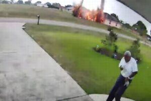 もはや空爆レベル…隣家に雷が落ち、爆発する映像が衝撃的