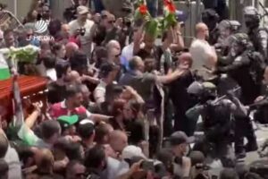 イスラエル軍に銃撃され死亡した女性記者、棺を運ぶパレスチナ人に警察が暴行