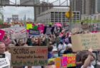 全米で中絶禁止を非難するデモ行進、最高裁の判事のリークを受け