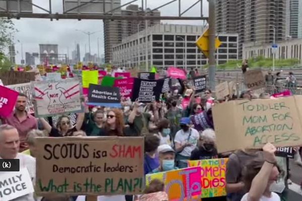 全米で中絶禁止を非難するデモ行進、最高裁の判事のリークを受け