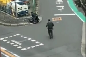 舗道に上がれない車椅子の人を助けたヤマトの配達員が、海外で話題に