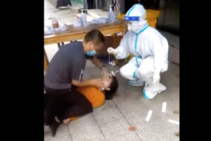 コロナがぶり返す中国で、綿棒の検査強制が拷問レベルに