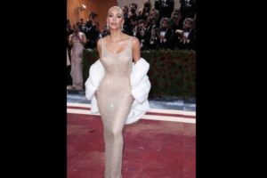 メットガラ2022、マリリン・モンローのドレスを着て現れたキム・カーダシアンが物議に
