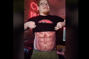 夏に備え、割れ腹筋を刺青した男性、本当はブヨブヨで笑える