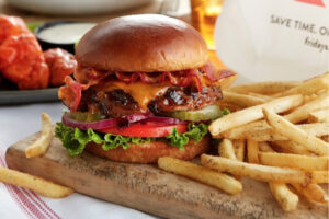 「あなたはバーガーを逆に食べている」歴史あるアメリカンダイニング・TGIフライデーズの美味しい提言