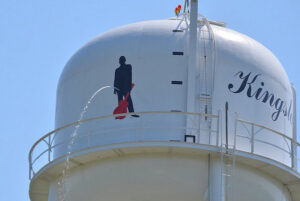 有名人イラスト付きの給水塔、いけない場所に誰かが穴を