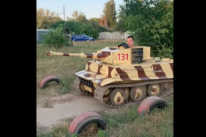 ゼレンスキー大統領顧問のアレストビッチ氏、戦争ネタでユーモアか？謎の動画投稿