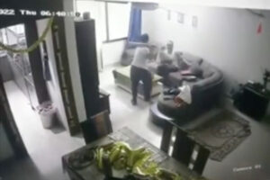 妻がバットを振り回し夫にDV、裁判所に提出された証拠映像が流出して話題に