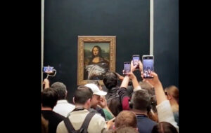 老女に変装した男性、モナ・リザをケーキで汚す