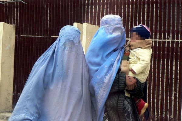 タリバン、女性に「ブルカ」着用を強制する法令を可決