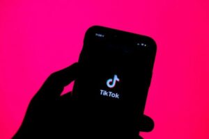 息を止めるSNSの「チャレンジ」で娘が死亡、母親がTikTokと親会社を訴える