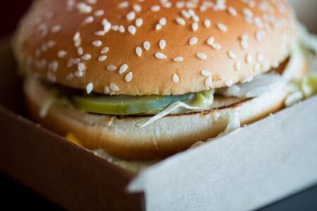 マックやウェンディーズ、広告のハンバーガーが大きすぎると訴えられる