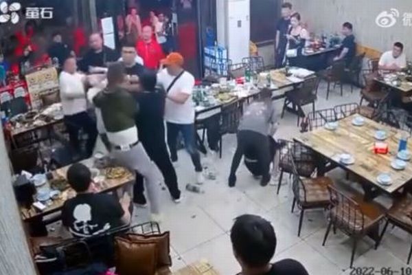 【中国】9人の男が飲食店で女性らに暴行、拡散した動画に怒りの声
