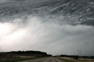 まるで空に海が広がっているよう…不思議な写真が話題に