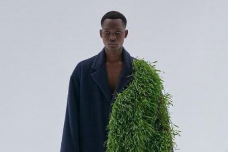 パリ・ファッションショーで奇抜な衣装、植物が生えた作品が登場