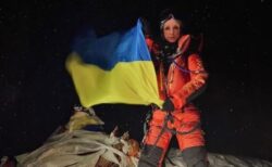 ロシア人の登山家がエベレスト山頂で、ウクライナの国旗を振る