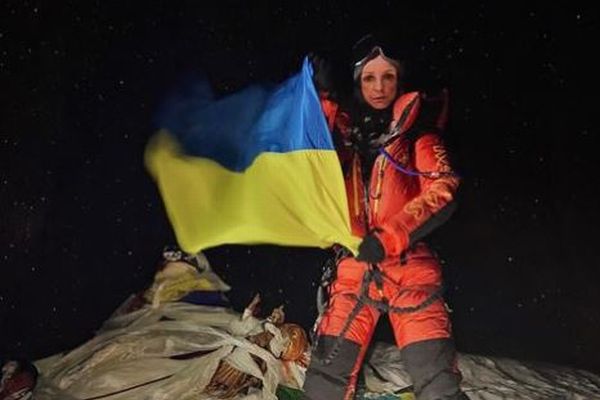 ロシア人の登山家がエベレスト山頂で、ウクライナの国旗を振る