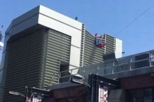 米・ディズニーパークで、スパイダーマンのロボットが建物に激突