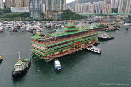 香港の有名な水上レストランが新型コロナの影響で閉店、港から曳航される