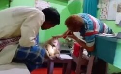 インドでサルが自ら診療所を訪れ、ケガの治療を受ける【動画】