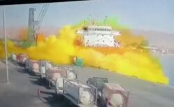 ヨルダンの港で化学物質が爆発、黄色い有毒ガスに曝され13人が死亡