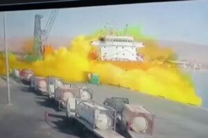 ヨルダンの港で化学物質が爆発、黄色い有毒ガスに曝され13人が死亡