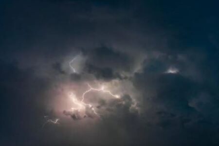 ネブラスカ州で発生した嵐、静止画を組み合わせた雷の映像が大迫力