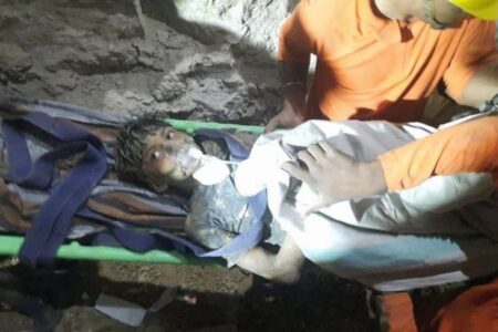 インドで井戸に落ちた少年、4日間に及ぶ救出活動の末に無事保護