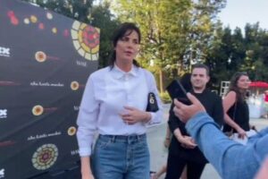 ブロンドがトレードマークだった、シャーリーズ・セロンが黒髪に変身