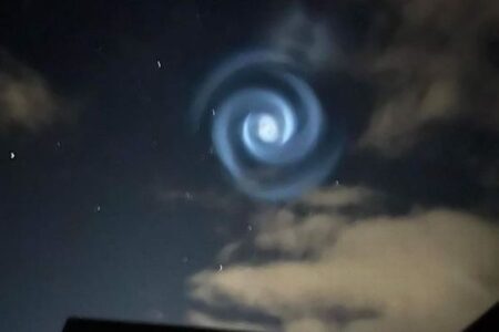 ニュージーランドの夜空に、不気味な渦巻き模様が浮かぶ