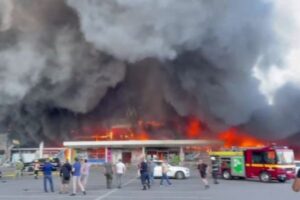 ウクライナの商業施設をロシア軍が攻撃、14人が死亡、世界のリーダーが非難