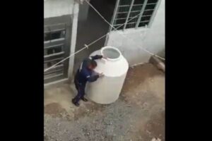 親によってタンクの中に入れられた少女、警察官が発見し保護【メキシコ】