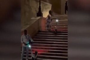 『ローマの休日』で有名な階段、観光客がeスクーターを投げ捨て破損