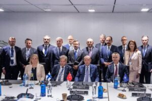 スウェーデンとフィンランドがトルコと3カ国協定に調印、NATO加盟が前進