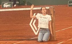 テニスの全仏オープンで、女性がネットに自らを結び付け抗議