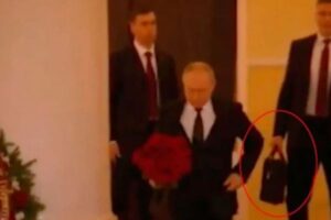 プーチン大統領の「核のカバン」を持っていた男性、銃で自殺未遂か